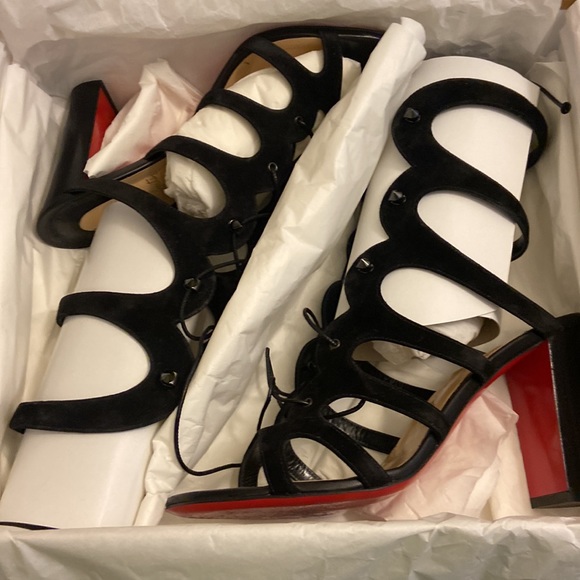 Red Bottomss - Picture 3 of 5